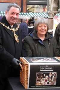 Maureen and the mayor posing with a wicker pinic hamper